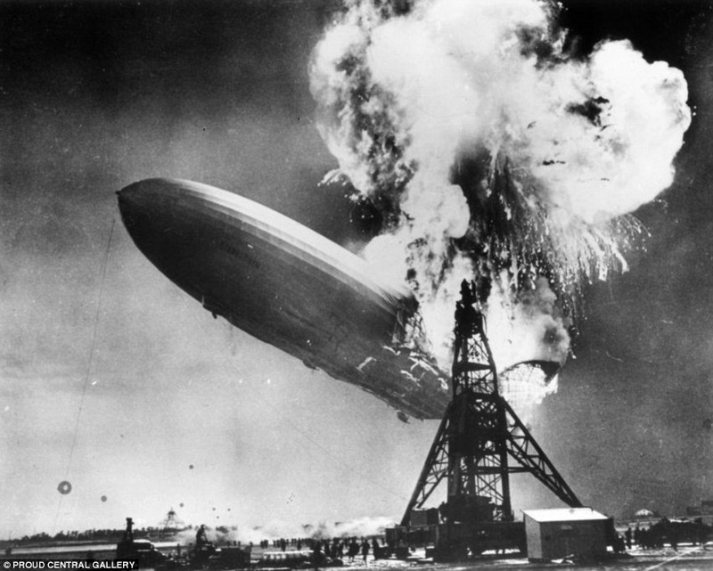 Гинденбургская катастрофа, в которой погибли 35 человек, ознаменовала конец эры пассажирских дирижаблей. Дирижабль разбился в Лейкхерсте, Нью-Джерси в 1937 году.