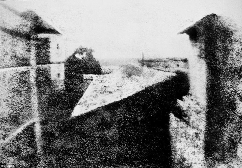 Первая известная фотография, снятая примерно в 1826 году изобретателем Джозефом Нисефором Ньепсом, который был очарован методом литографии. Снимок был сделан в восточной части Франции.