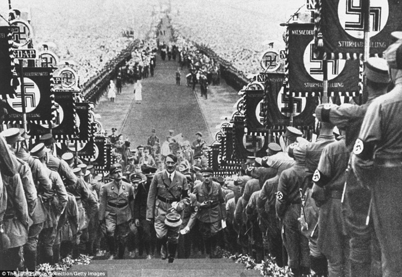 Третий рейх: Адольф Гитлер на массовом митинге в 1934 году. Фото его личного фотографа и доверенного лица Генриха Гофмана.  