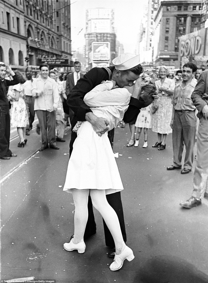  День победы на Таймс-сквер, Нью-Йорк (фото Эйзенштадта было опубликовано в журнале Life в 1945 году) 