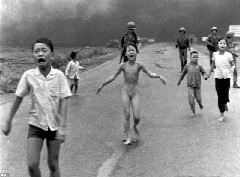 Испуганные подростки убегают от атаки напалма 8 июня 1972 года (Вьетнам)