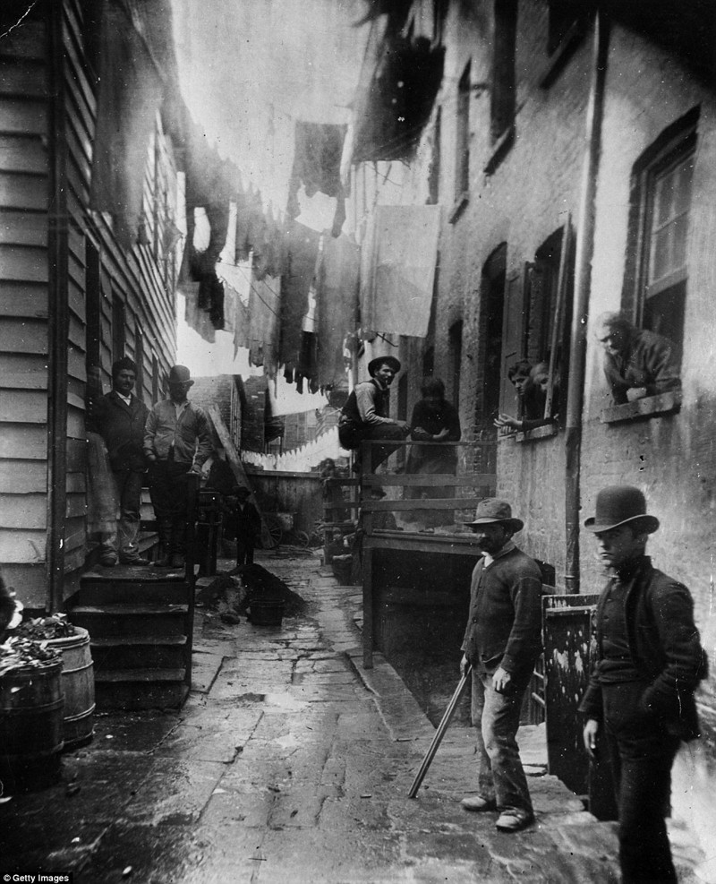 Бандиты Малбери стрит, Манхэттен - одной из худших трущоб в Нью-Йорке (1888 год).  Одно из первых фото, сделанных со вспышкой. 