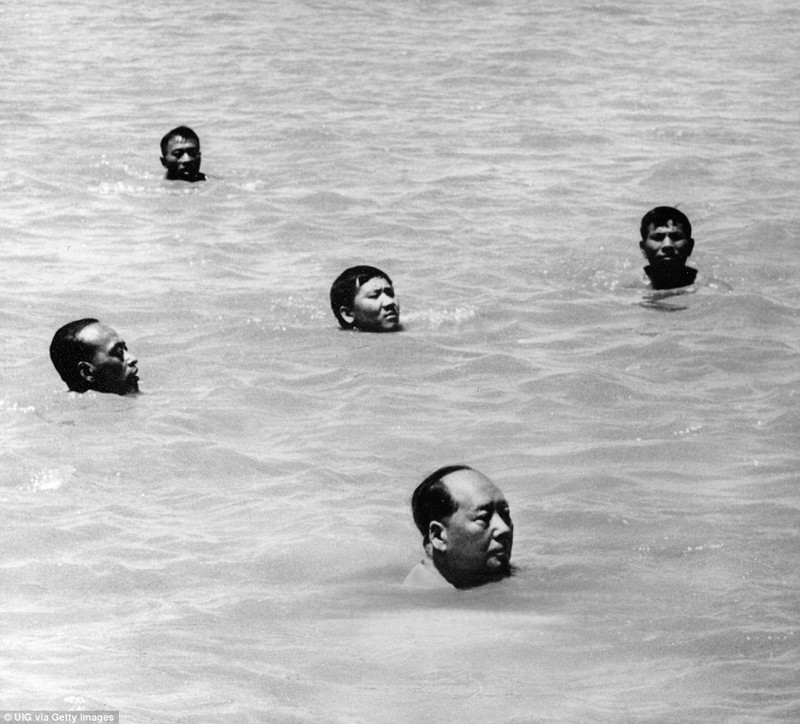 Мао Цзэдун купается в реке Янцзы 26 июля 1966 года, чтобы развеять слухи по поводу его здоровья 