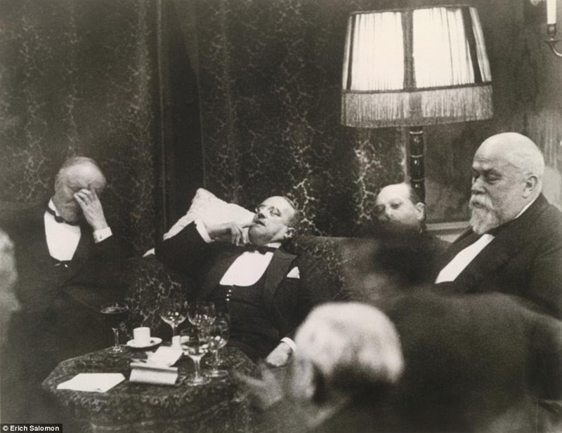 Сон министров: немецкий фотожурналист Эрих Саломон сделал это фото в 1930 году на встрече в Гааге по германским репарациям после Первой мировой войны (2 часа ночи,  усталые министры иностранных дел после долгих переговоров).
