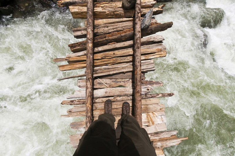 На мосту через разлившуюся реку недалеко от озера Гангабал, Кашмир, Индия.