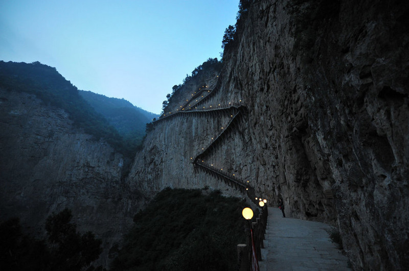 Пешеходная дорога в горах Мяньшань, провинция Шаньси, Китай.