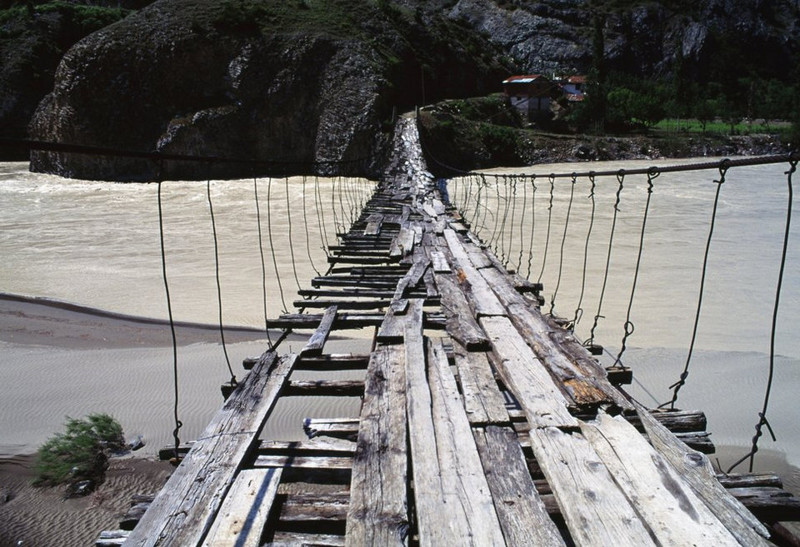 Деревянный мост над рекой Корух в северо-восточной Турции.