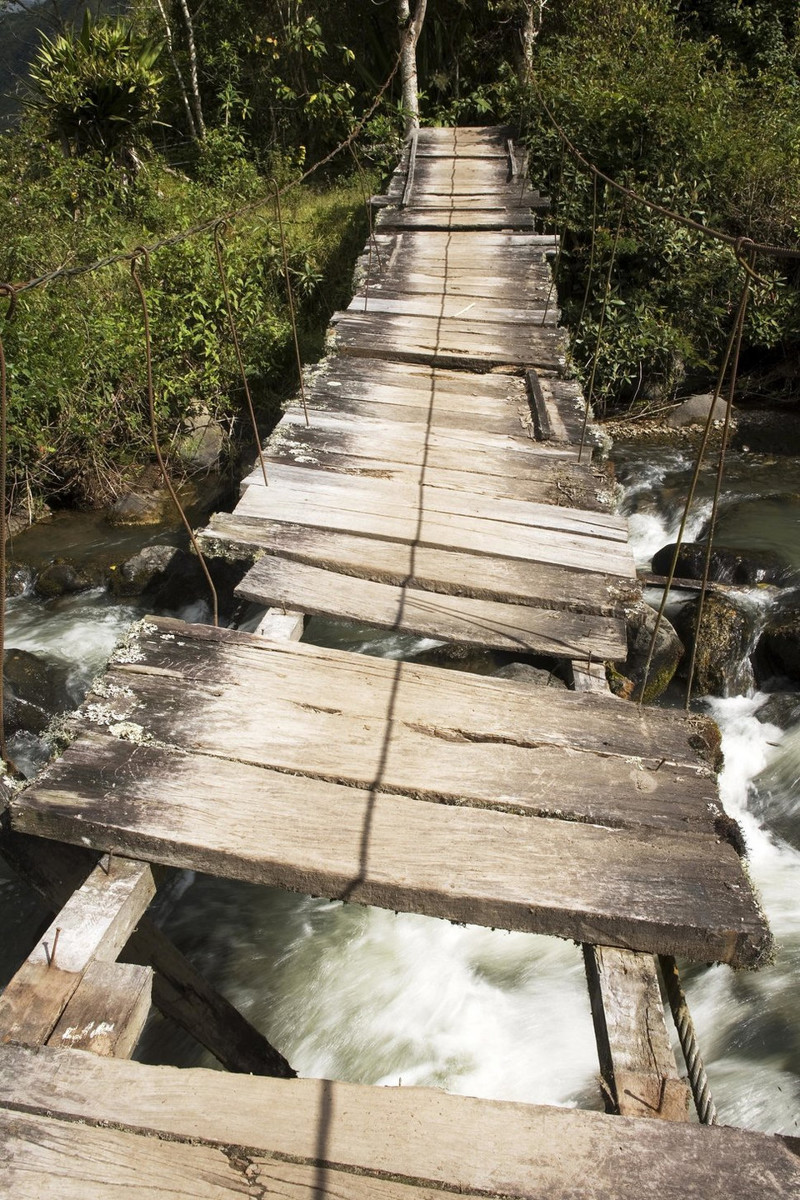 Мост с недостающими досками в провинции Имбабура, Эквадор.