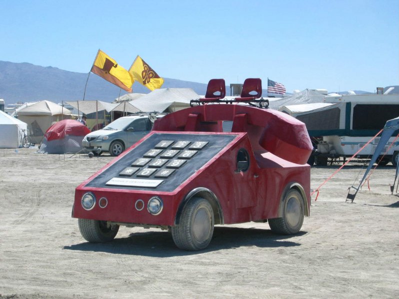 Автомобиль на фестивале Burning Man