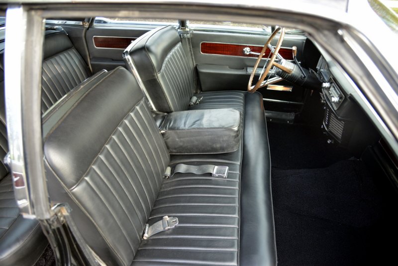Lincoln Continental 1963 - представительский седан с распашными дверьми