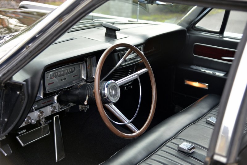 Lincoln Continental 1963 - представительский седан с распашными дверьми