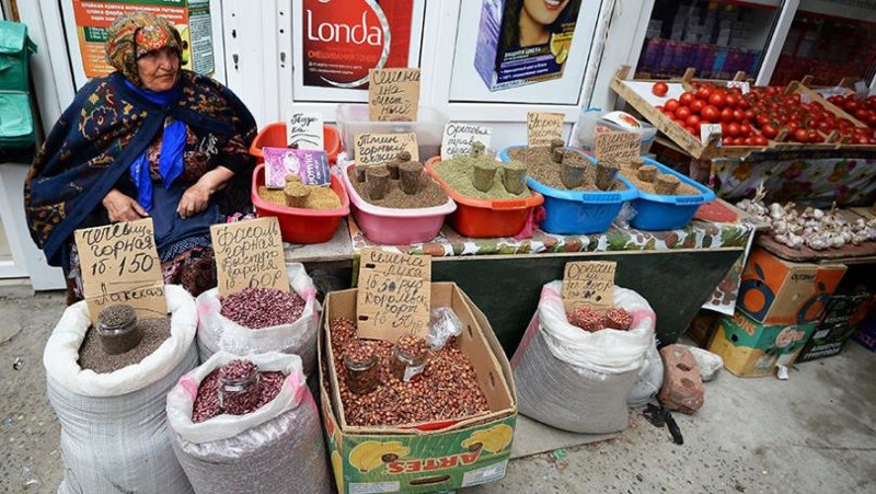 Торговля орехами на городском рынке в Махачкале