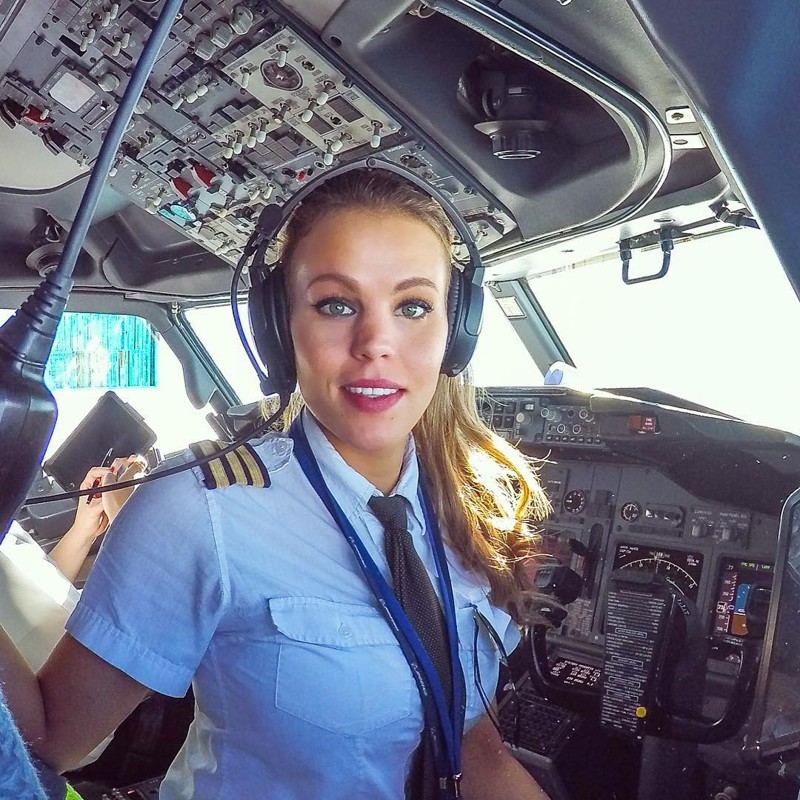 Малин Рюдквист — девушка-пилот, практикующая йогу для расслабления между рейсами