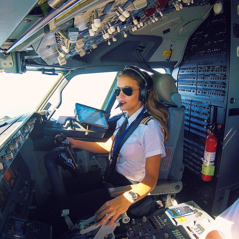 Малин Рюдквист — девушка-пилот, практикующая йогу для расслабления между рейсами