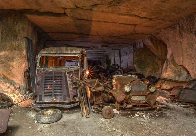 Во Франции нашли старинные автомобили, спрятанные под землей от немцев