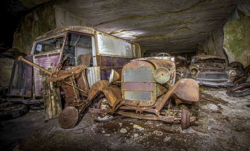 Во Франции нашли старинные автомобили, спрятанные под землей от немцев