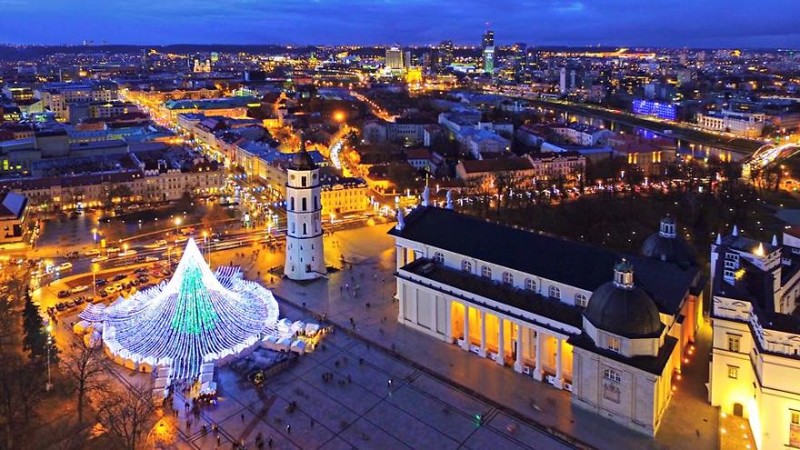 Праздник к нам приходит! В центре Вильнюса поставили елку, украшенную 50 000 лампочек