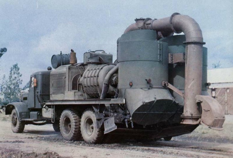 Вакуумно-уборочная машина В-63 разработана на заводе Росдормаш на шасси автомобиля КрАЗ-219 в начале 60-х годов. 