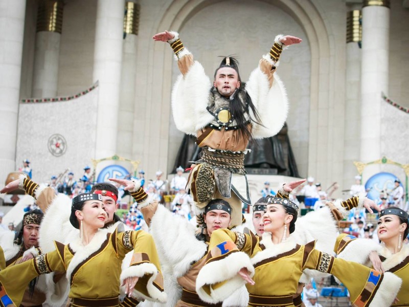 Монгольских девочек забирают из семьи, чтобы превратить в знаменитых акробаток