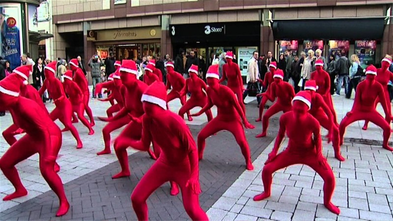 Рождественский флешмоб - куча Санта-клаусов, танцующих под рождественские песенки