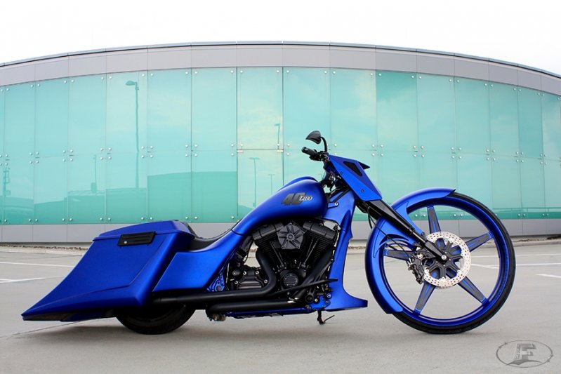 Фред всегда производит экстремальные мотоциклы, чаще всего предпочитает смешивать линии дизайна и стили, добавлять агрессивные компоненты, делать изящные вещи. Предлагаем вашему вниманию проект «Blue 40 Two». 