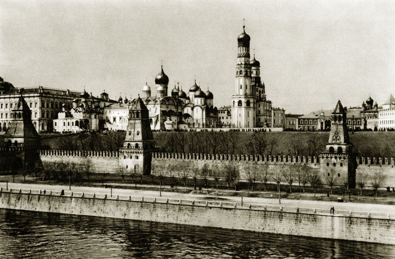 Обшарпаный белый Кремль и уютная набережная с аллеей.