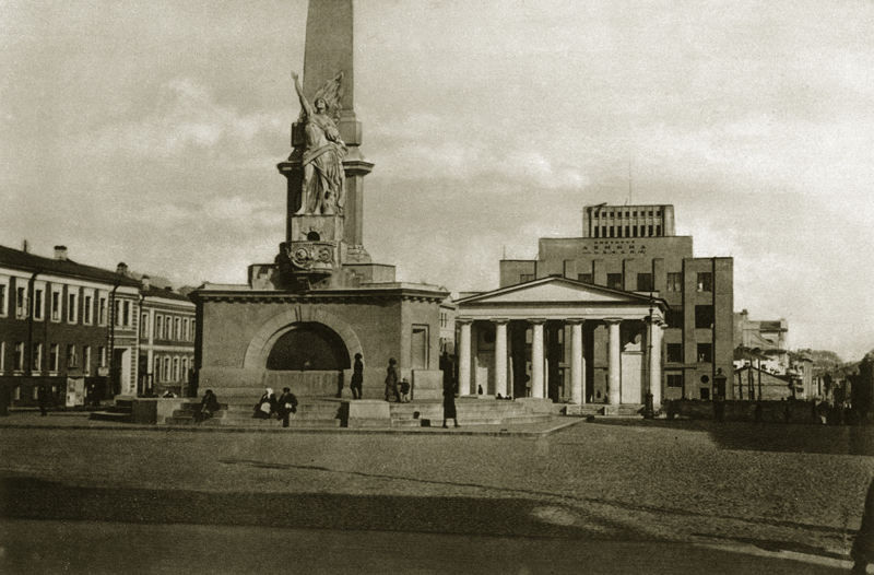 Вместо Юрия Долгорукого на Тверской площади (тогда Советской) в 1920-х высился обелиск советской конституции, он же советская статуя свободы.