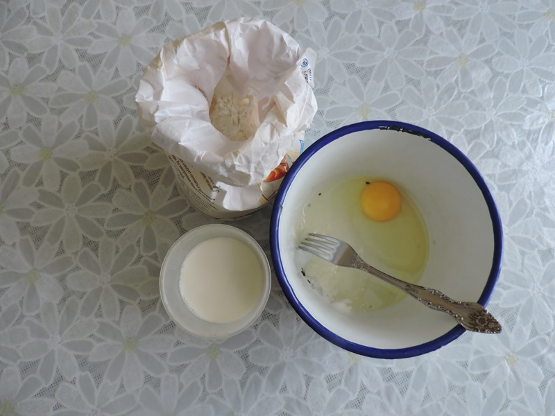 Подогреть молоко. Взбить яйца с сахаром, солью и маслом.