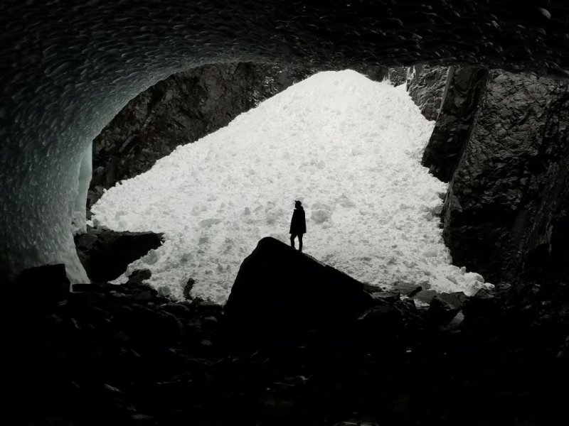Внутри ледяной пещеры 