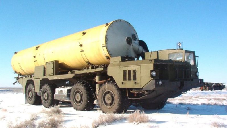 Автомобиль МАЗ-543М с оснащением для транспортировки и перегрузки ракет системы ПРО