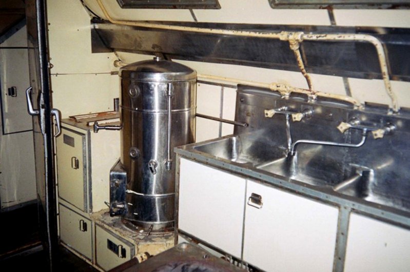 Фрагмент кухни с трехсекционной мойкой, кипятильником и выходом в соседний тамбур