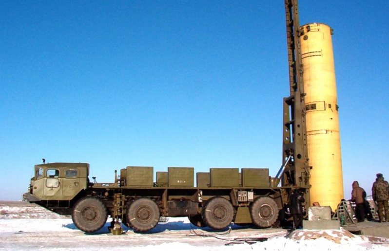 Транспортно-установочный агрегат 5Т92 с противоракетой 53Т6 комплекса ПРО «Амур»