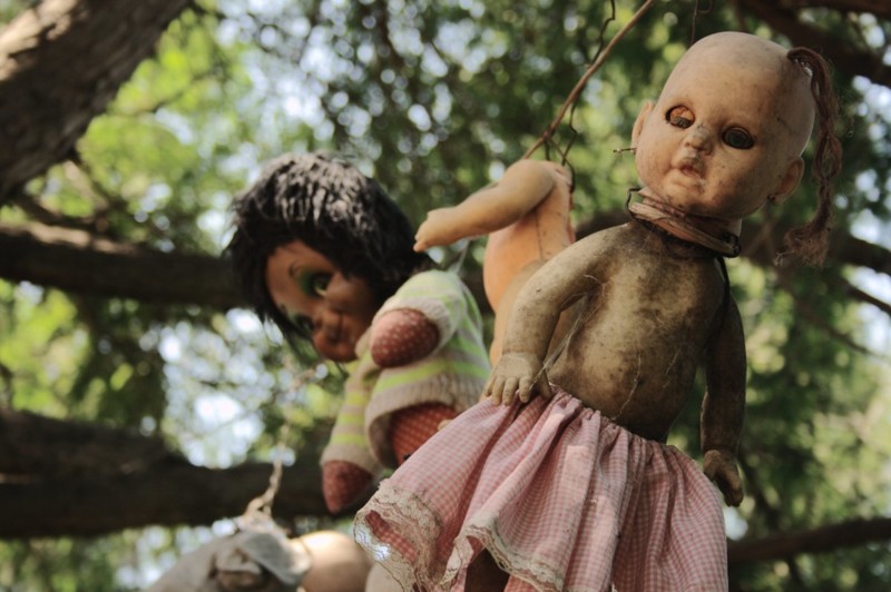 Убежденные, что дух девочки, жаждущий отмщения, парит над островом, Сантана подвесил ее куклу на дерево, чтобы задобрить его