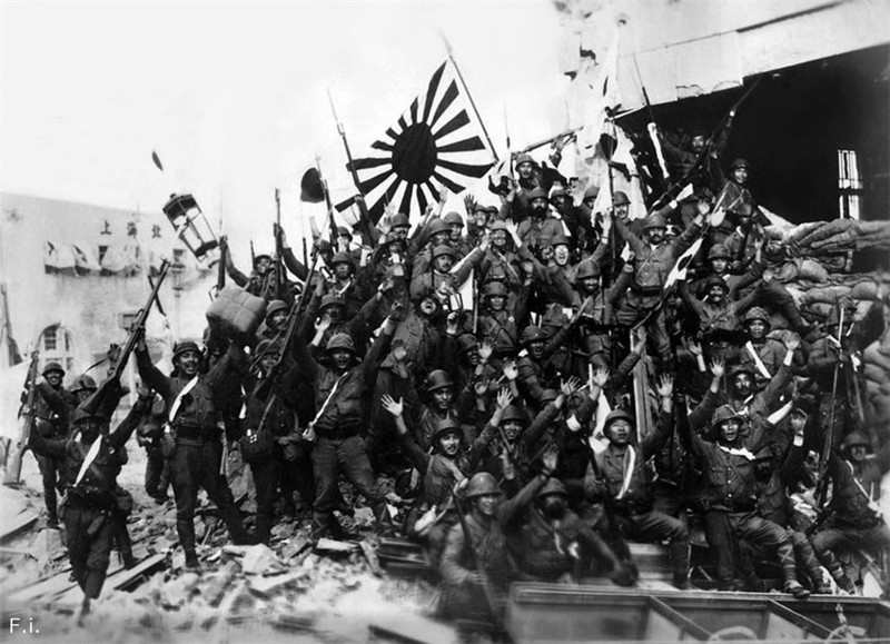 1937 год. Японская морская пехота празднует захват Шанхая.