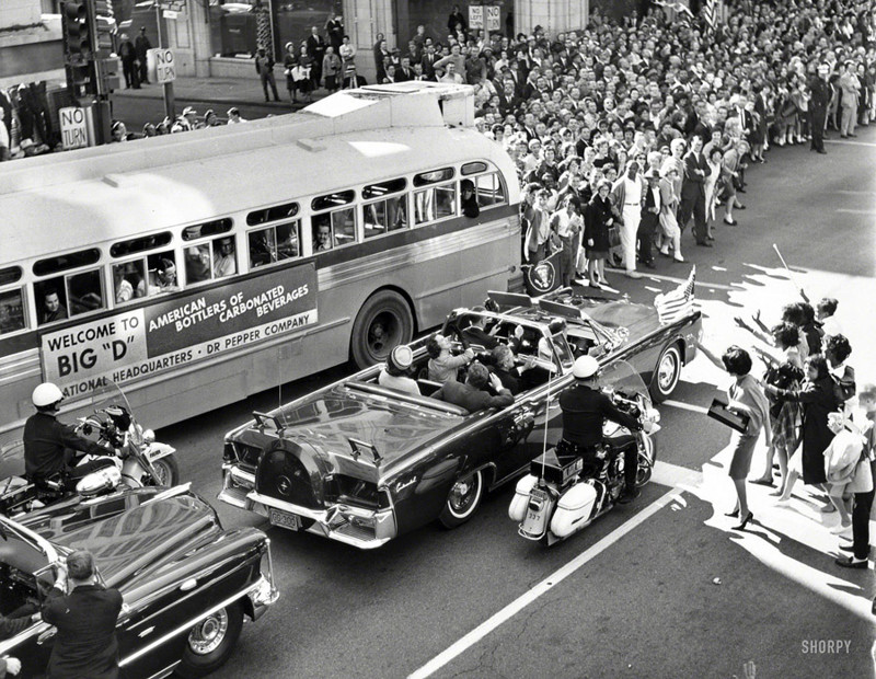 1963 год. Кортеж Кеннеди в Далласе за несколько минут до убийства.