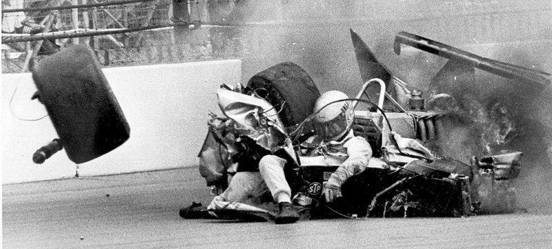 1981 год. Тяжелейшая авария американского автогонщика Дэнни Онгейса в Индианаполисе – переломы рук и ног, многочисленные повреждения внутренних органов. В сезоне 1983 года он снова участвовал в гонках.