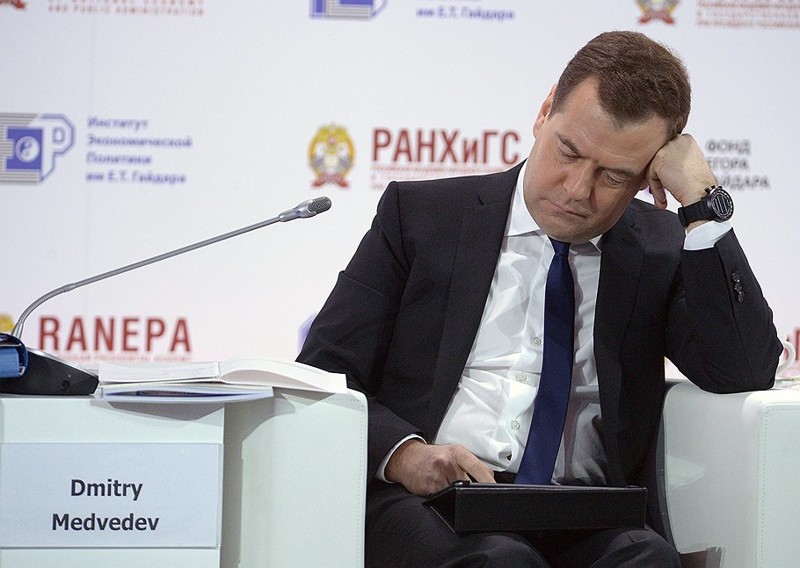 Дмитрий Медведев облокотился и спит