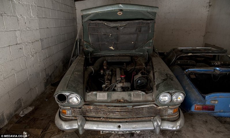 В гараже стоят Marcos 1800GTи 1964 года выпуска Humber Super SnipeIV.