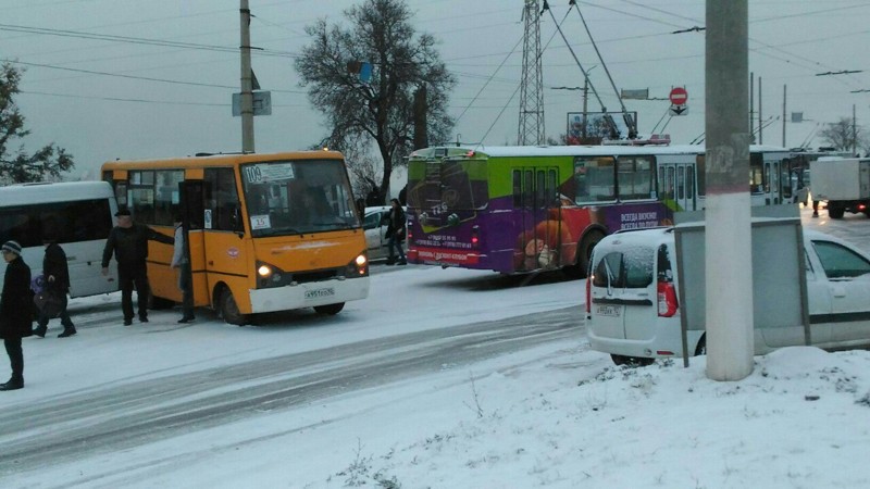 Так выглядят большинство дорог в Севастополе, даже после небольшого снегопада