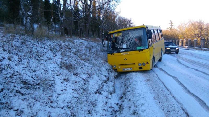 А еще спуск в Балаклаву - горка крутая, с поворотами. Вот сегодня занесло автобус с людьми...