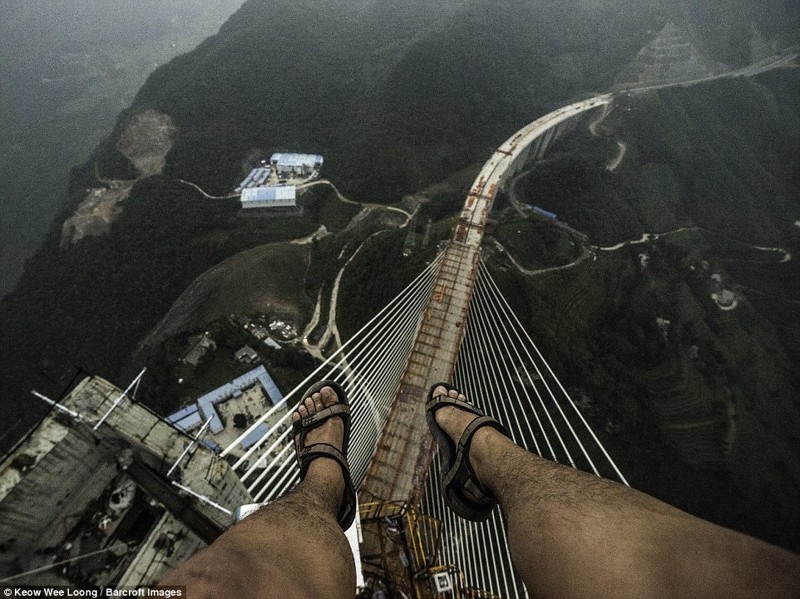 Опасное предложение руки и сердца: фотограф из Малайзии влез на самый высокий мост Китая