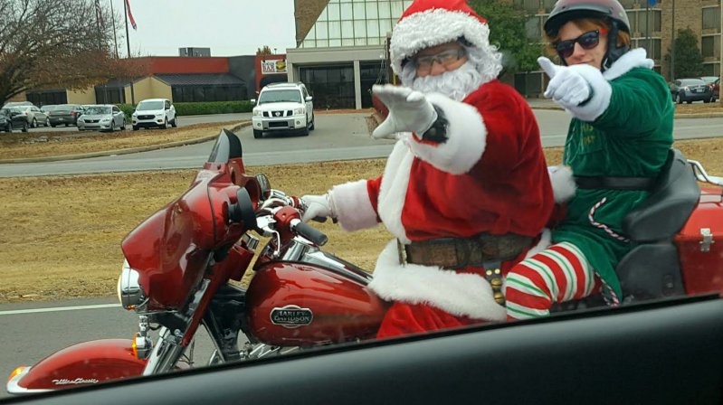 Санта с эльфом на мотоцикле 