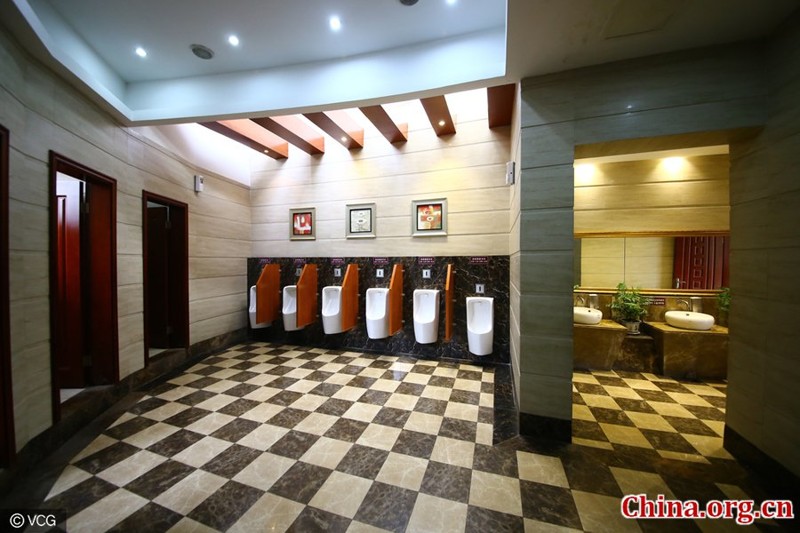 Китайский город открыл 5-звездочный общественный туалет