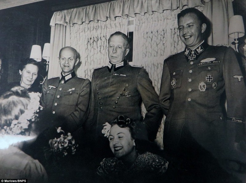 Редкие фото свадьбы сестры Евы Браун: Адольф Гитлер поздравляет молодоженов