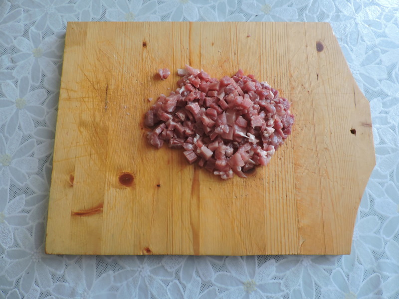 Мясо порезать на маленькие кубики