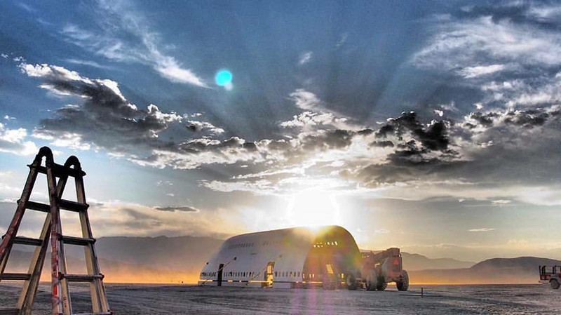 Гигантский Boeing 747 превратился в крупнейший передвижной арт-объект в истории Burning Man