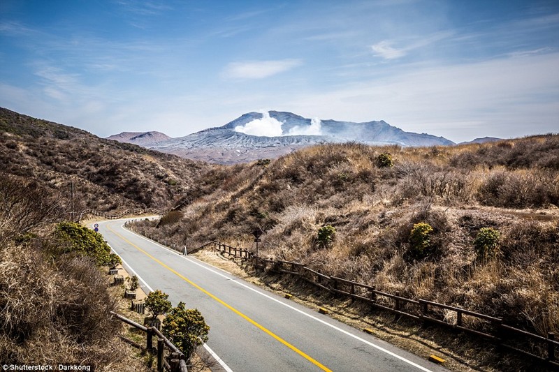 Дорога, ведущая к кратеру вулкана Асо.