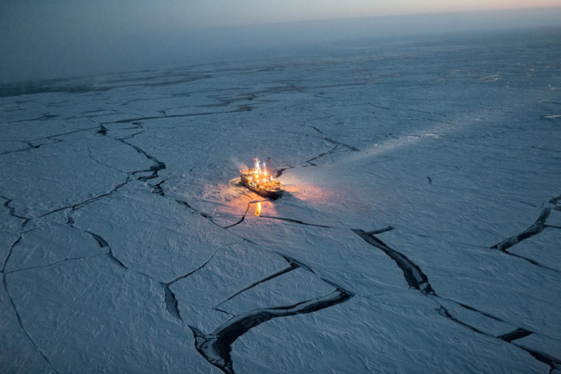 18. Норвежское судно Лансе в ледовом дрейфе.