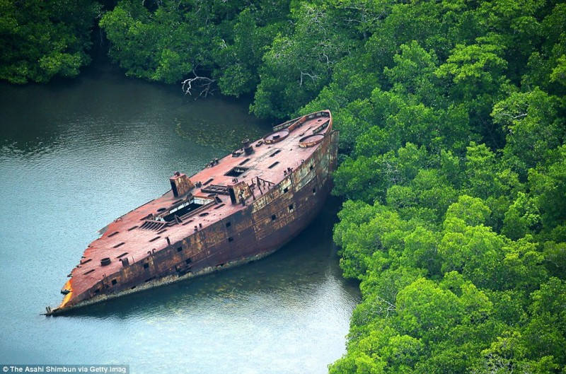Обломки американского транспортного судна, застрявшие у берегов островов Нггела, Соломоновы острова