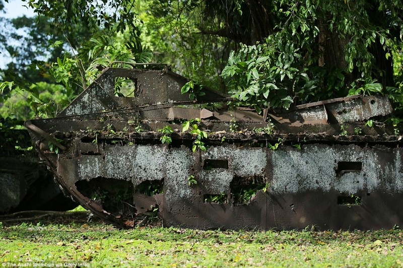 Обломки американских вездеходов-амфибий в джунглях Гуадалканала